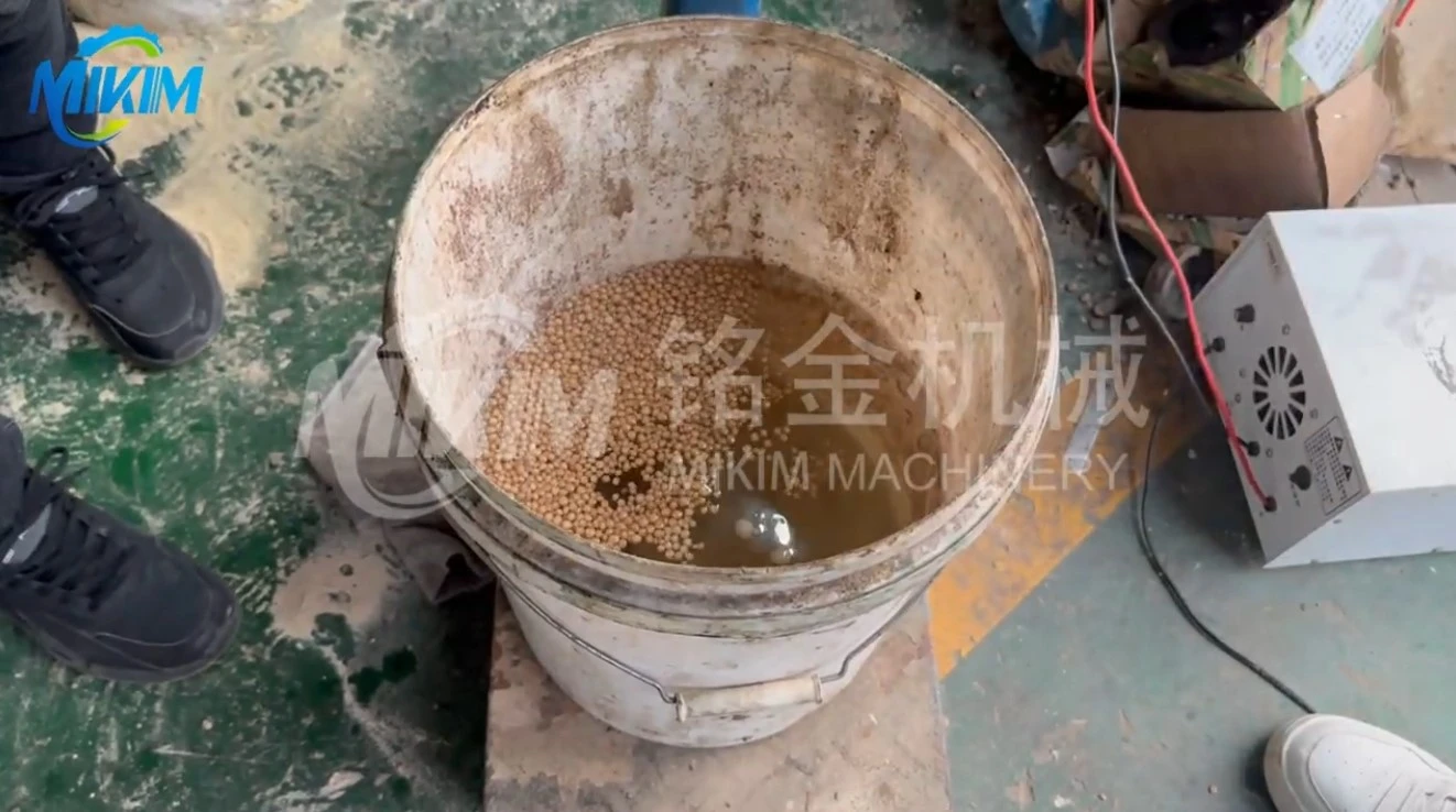 Fish feed pellet buoyancy test Fish feed pellet buoyancy test